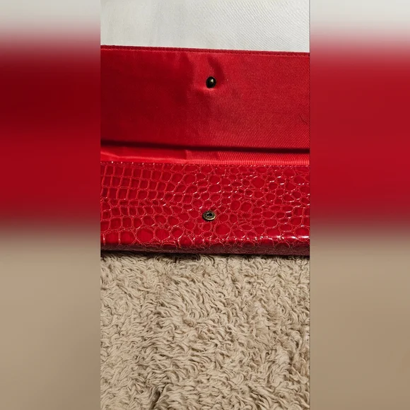 Red Croc-like patent leather clutch purse - Picture 3 of 3